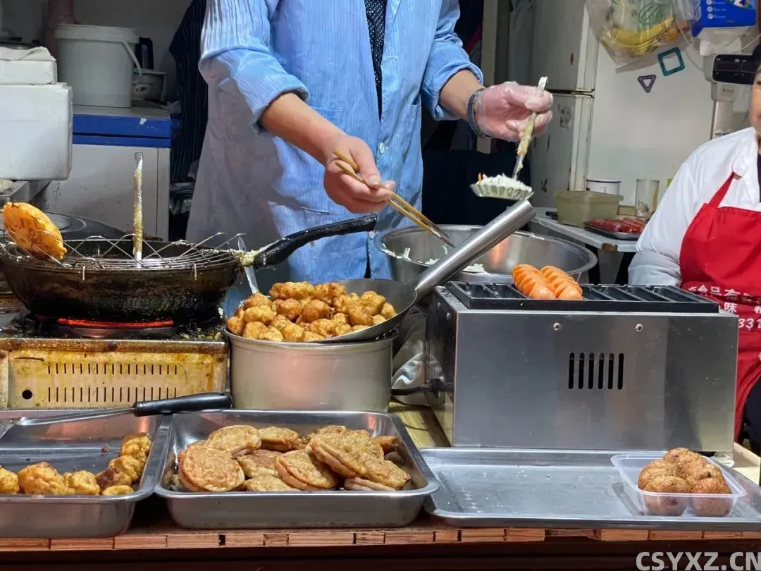 △除了萝卜丝饼,还有现做的蛋饺、小馒头,能试吃的都尝一口也就饱了。(图源/作者)