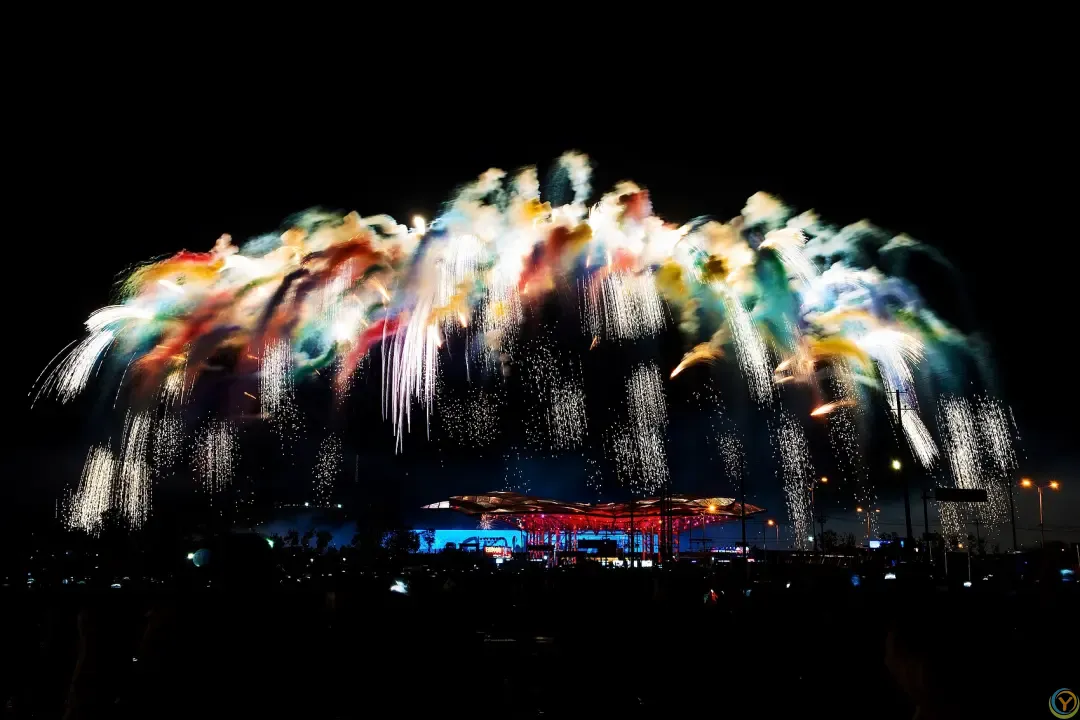 “七彩祥云”烟花在浏阳天空剧院上空燃放。(图/视觉中国)