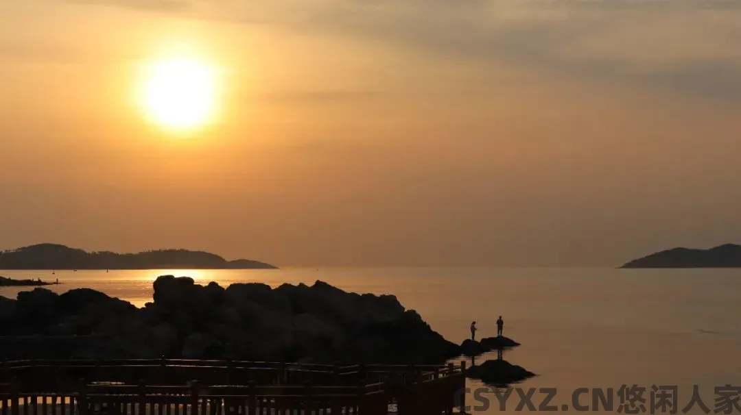 △落日下海钓的人。（图/简墨 摄）
