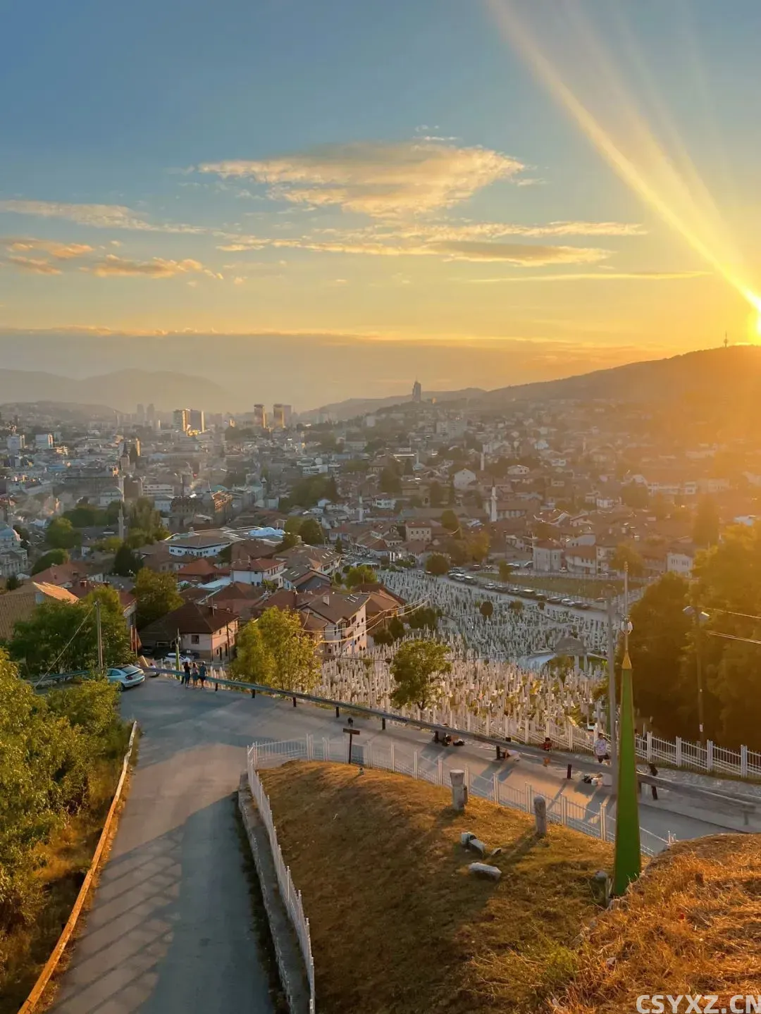 △一半城市一半坟墓,看着非常震撼。(图/受访者供图)