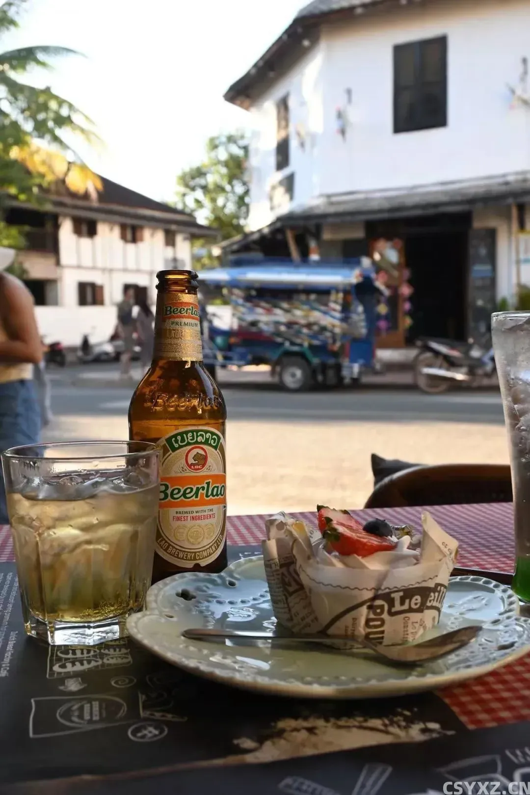 △许多数字游民点上甜品、咖啡或老挝啤酒,就能在路边的咖啡厅坐一下午。(图/受访者供图)