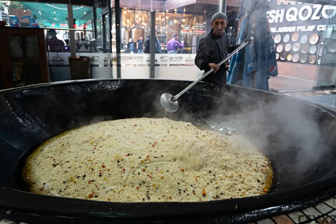 △塔什干的中亚抓饭中心，使用巨大的炒锅烹制抓饭。（图/视觉中国）
