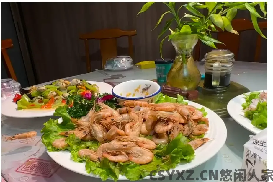 △餐馆老板告诉我们，简单烹饪才是海鲜的最佳食用方法。（图/简墨 摄）