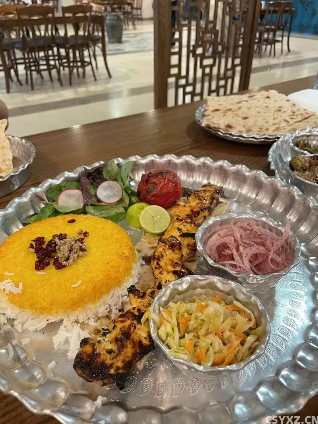 △基本顿顿都吃烤肉和用藏红花染色的米饭,配菜酸酸的也很爽口。(图/受访者供图)