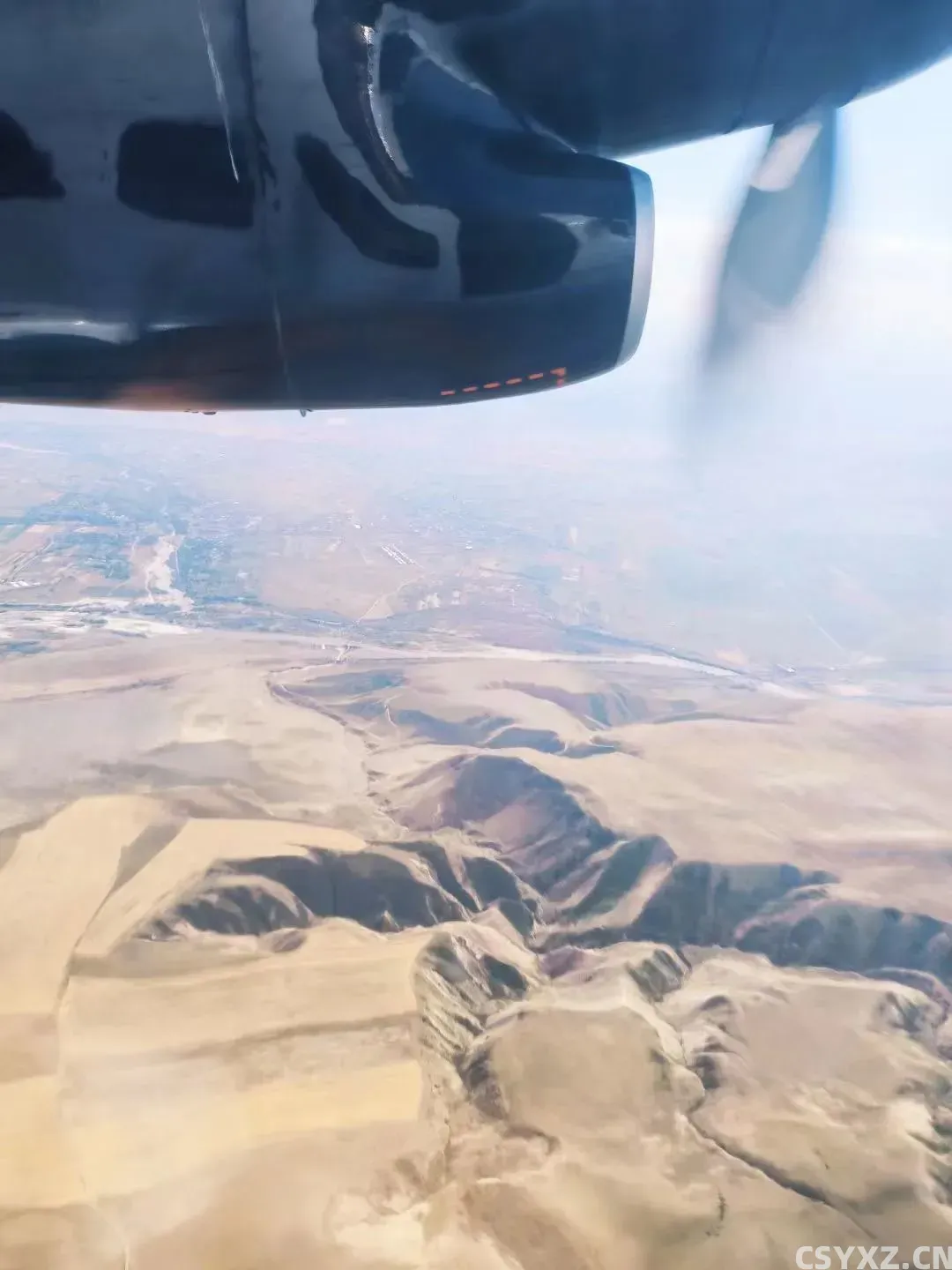 △从第比利斯到巴统,***乘坐了承载20人的螺旋桨飞机。(图/受访者供图)