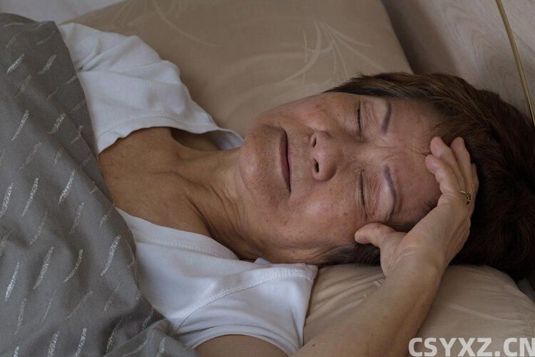  睡觉时尽量把脚露在外面，有什么作用？医生：经常失眠或与肝有关 