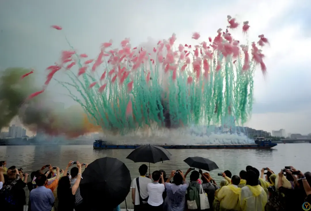 △蔡国强个展“九级浪”展出期间,黄浦江上安排了“白日焰火”。(图/视觉中国)