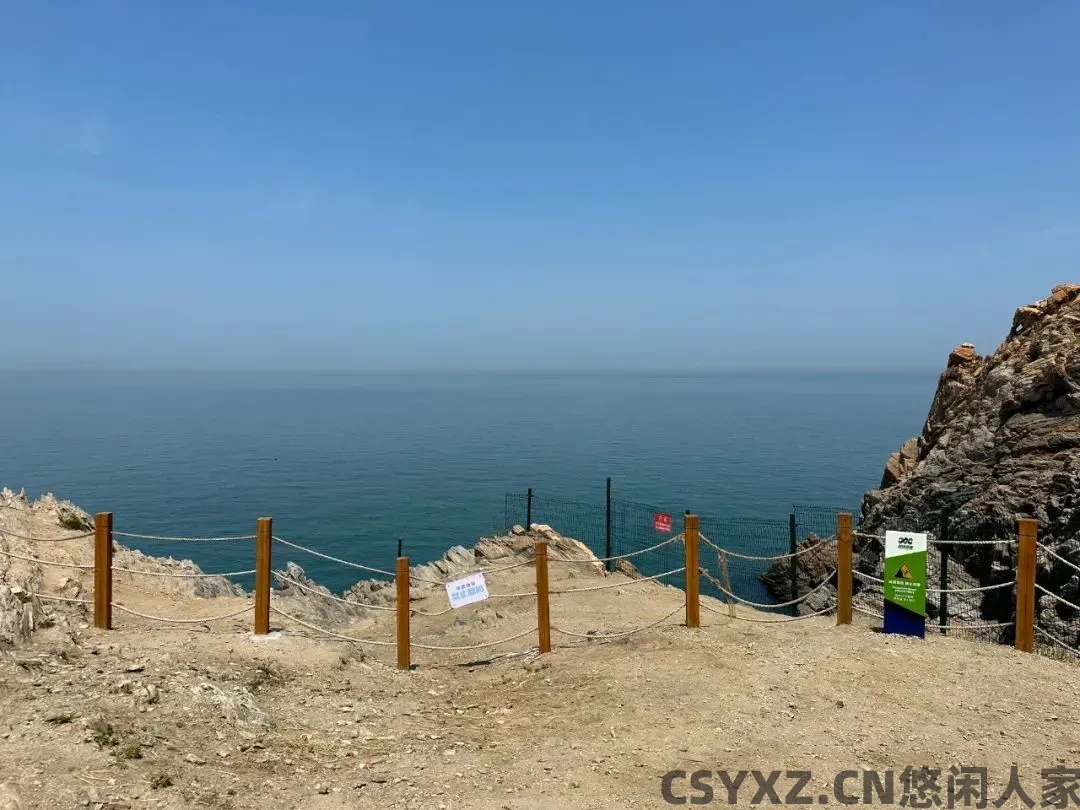 △威海很多景区都设置有栅栏，防止游客发生坠海事故。（图/简墨 摄）