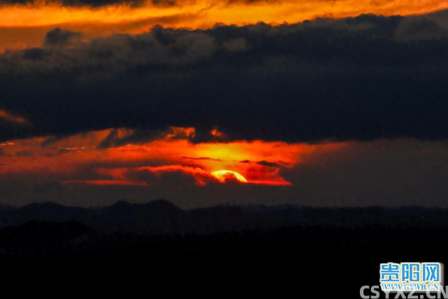 雨后贵阳，天空似梦幻画卷