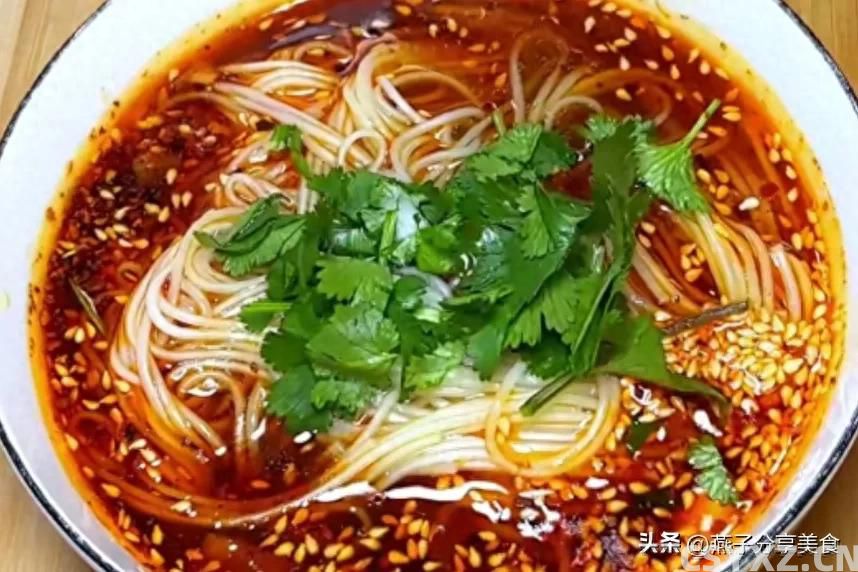 面条火爆吃法，5分钟一碗，简单好吃，一顿3碗，一天三顿咋吃不腻