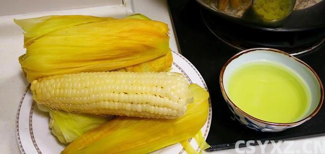 用清水煮玉米，那就大错特错了！只要多加这三种，玉米香甜软糯！
