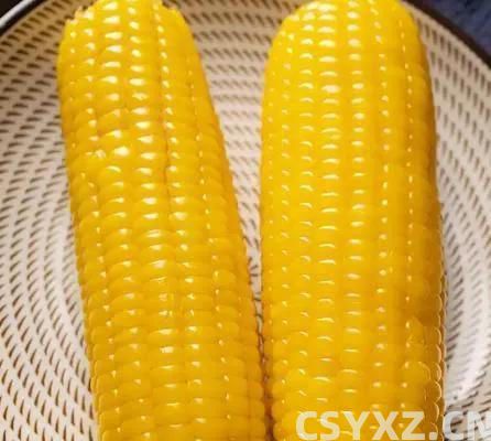 用清水煮玉米，那就大错特错了！只要多加这三种，玉米香甜软糯！