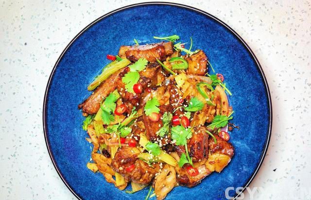 排骨别总红烧啦，教您做成美味的干锅排骨，麻辣干香，好吃到吮指