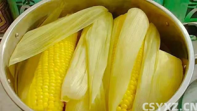 用清水煮玉米，那就大错特错了！只要多加这三种，玉米香甜软糯！