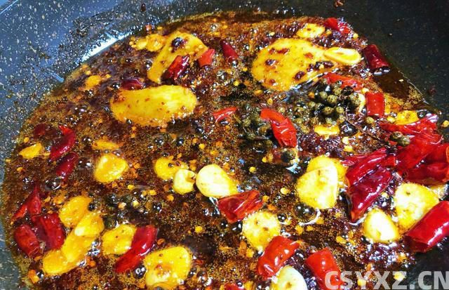 排骨别总红烧啦，教您做成美味的干锅排骨，麻辣干香，好吃到吮指