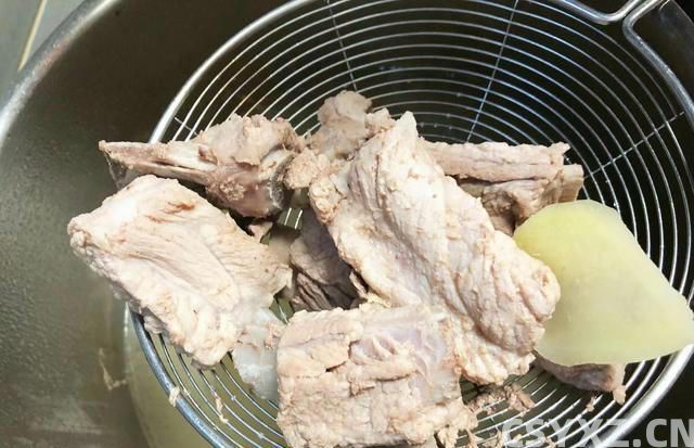 排骨别总红烧啦，教您做成美味的干锅排骨，麻辣干香，好吃到吮指