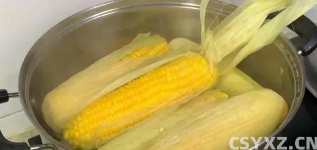 用清水煮玉米，那就大错特错了！只要多加这三种，玉米香甜软糯！