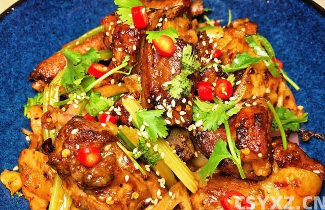 排骨别总红烧啦，教您做成美味的干锅排骨，麻辣干香，好吃到吮指