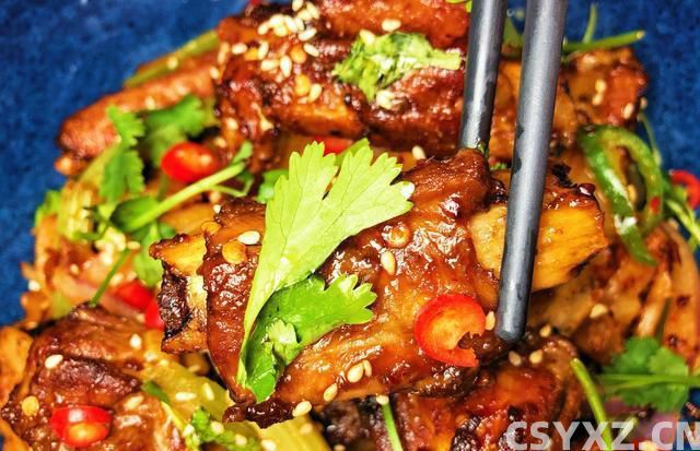 排骨别总红烧啦，教您做成美味的干锅排骨，麻辣干香，好吃到吮指
