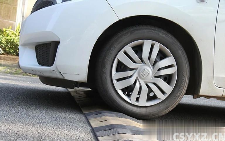 为什么***车轮胎扁，普通车轮胎厚？