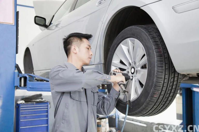 为什么***车轮胎扁，普通车轮胎厚？