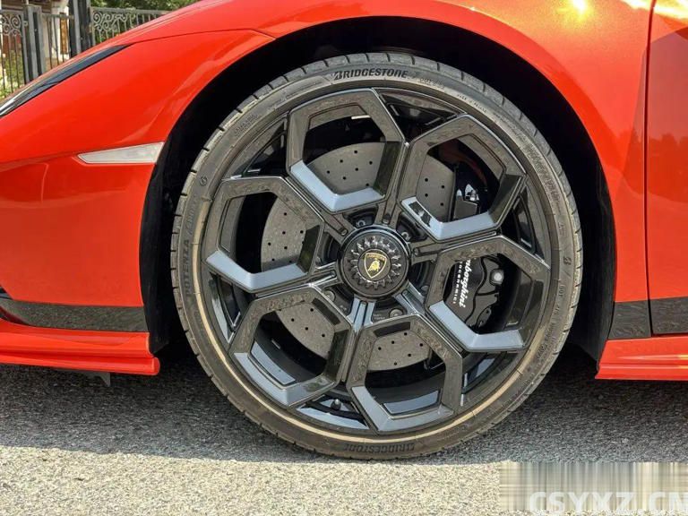 为什么***车轮胎扁，普通车轮胎厚？