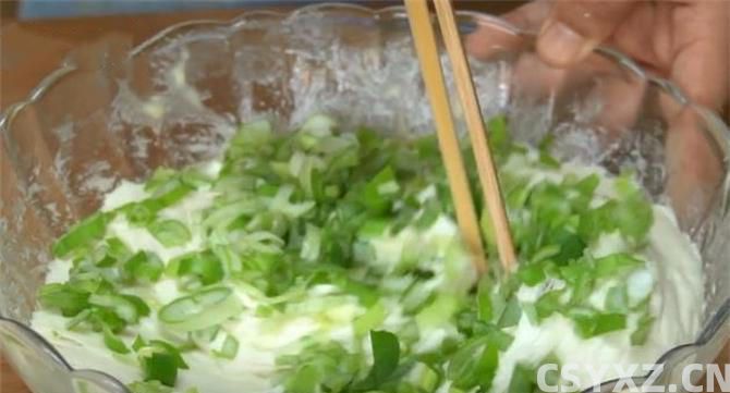 葱花饼这样做，不揉面不擀面，简单酥脆，比买的更好吃