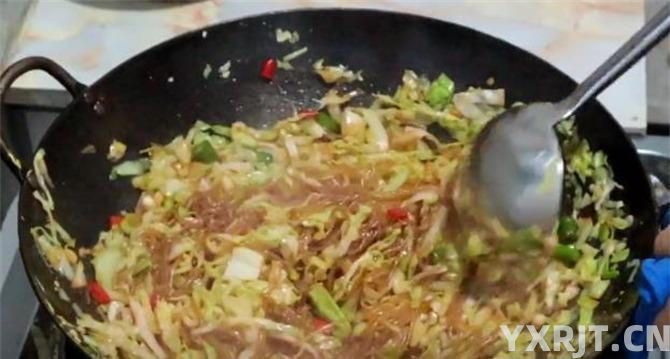 原来包菜炒粉条是这样做，难怪以前做的不好吃老粘锅，技巧在这里