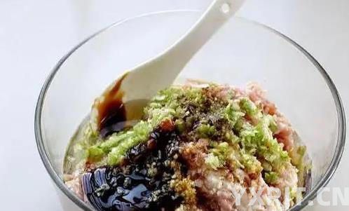 猪肉洋葱锅贴香脆秘诀，2个小技巧学会，煎出饭店味！