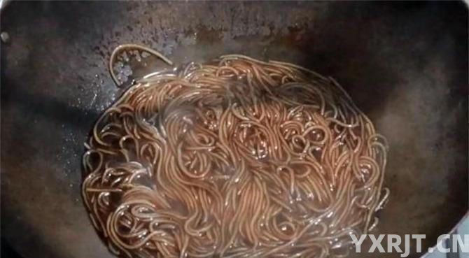 原来包菜炒粉条是这样做，难怪以前做的不好吃老粘锅，技巧在这里