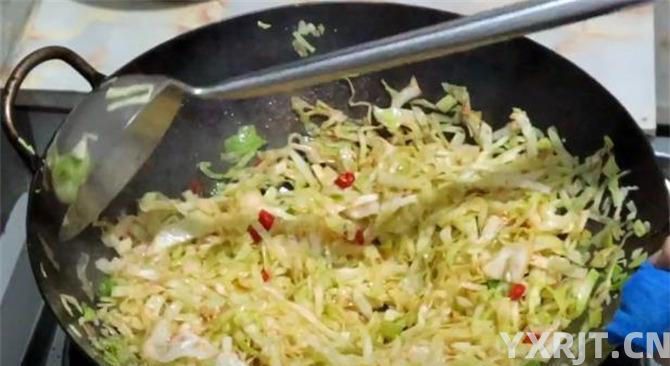 原来包菜炒粉条是这样做，难怪以前做的不好吃老粘锅，技巧在这里