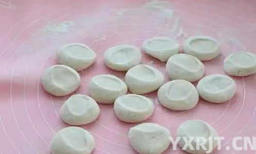 猪肉洋葱锅贴香脆秘诀，2个小技巧学会，煎出饭店味！