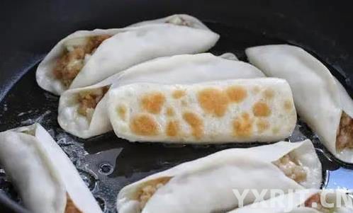猪肉洋葱锅贴香脆秘诀，2个小技巧学会，煎出饭店味！