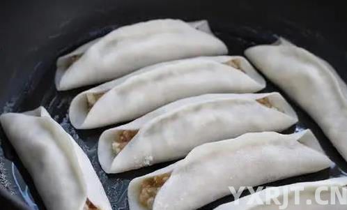 猪肉洋葱锅贴香脆秘诀，2个小技巧学会，煎出饭店味！