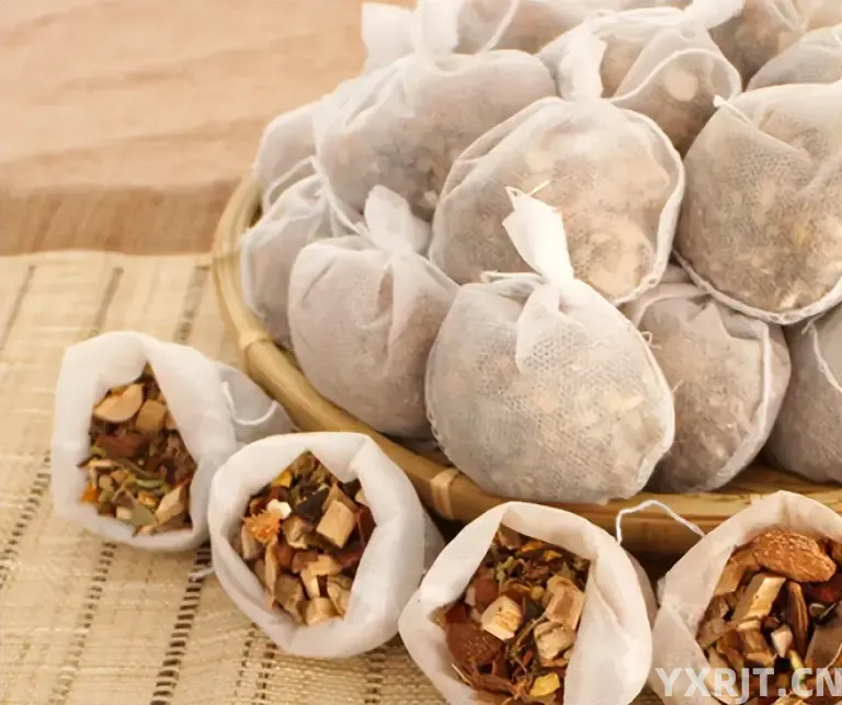 自己在家卤鸡爪记住这几步，卤出的鸡爪香糯入味，一顿一锅不够吃