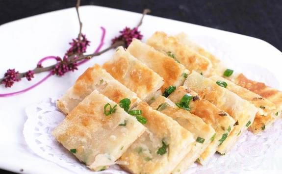 葱油饼这样做，外酥里软全家抢，7个小技巧让你一次成功