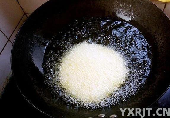 早餐油饼10分钟搞定，外酥里嫩全家抢，学会这招省钱又健康