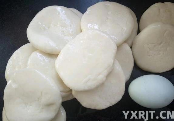 早餐油饼10分钟搞定，外酥里嫩全家抢，学会这招省钱又健康