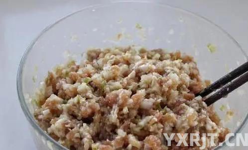 猪肉洋葱锅贴香脆秘诀，2个小技巧学会，煎出饭店味！