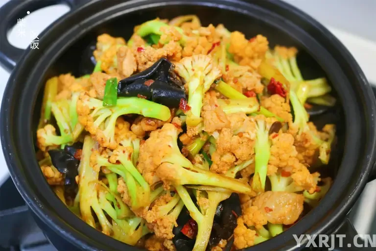 又是一道家常菜，大火快炒，几分钟上桌，配饭配面都好吃