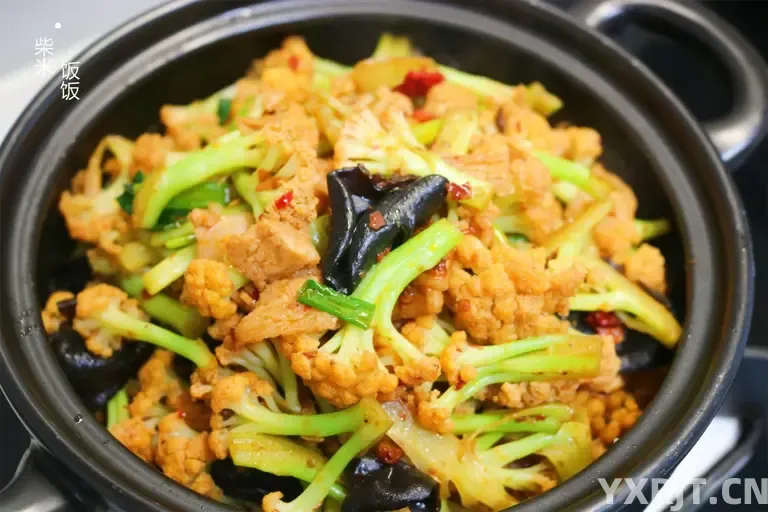 又是一道家常菜，大火快炒，几分钟上桌，配饭配面都好吃