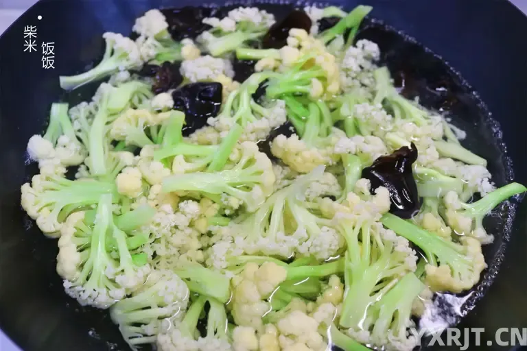 又是一道家常菜，大火快炒，几分钟上桌，配饭配面都好吃