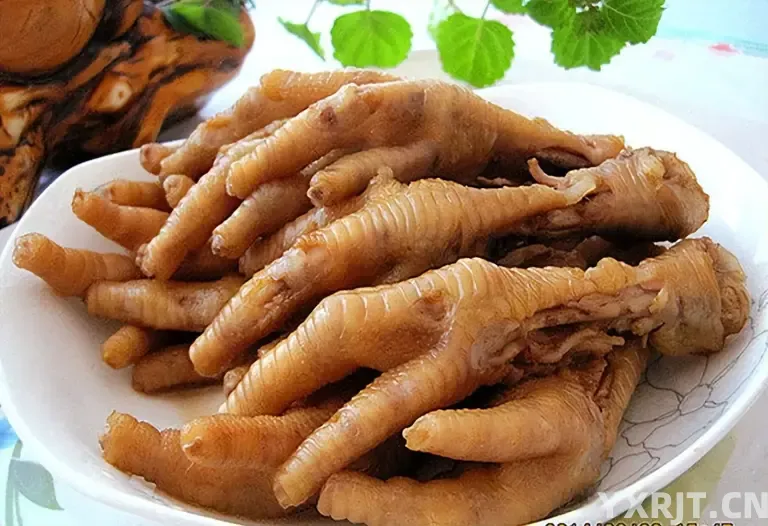 自己在家卤鸡爪记住这几步，卤出的鸡爪香糯入味，一顿一锅不够吃