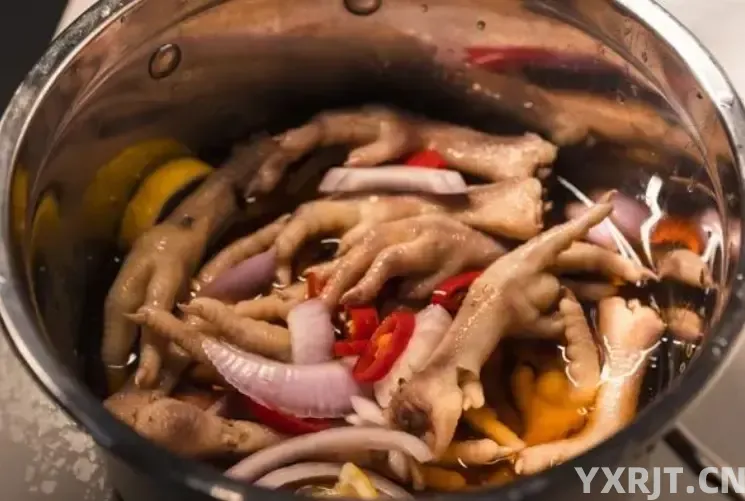 自己在家卤鸡爪记住这几步，卤出的鸡爪香糯入味，一顿一锅不够吃