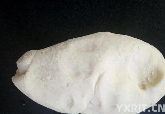 早餐油饼10分钟搞定，外酥里嫩全家抢，学会这招省钱又健康