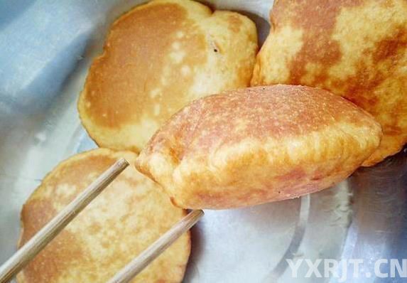 早餐油饼10分钟搞定，外酥里嫩全家抢，学会这招省钱又健康