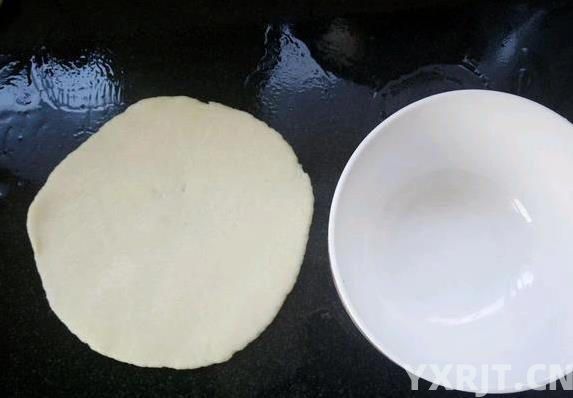 早餐油饼10分钟搞定，外酥里嫩全家抢，学会这招省钱又健康