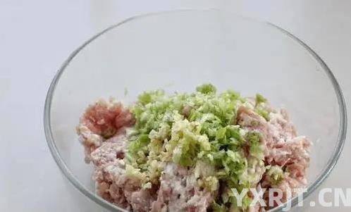 猪肉洋葱锅贴香脆秘诀，2个小技巧学会，煎出饭店味！