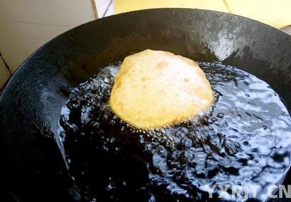 早餐油饼10分钟搞定，外酥里嫩全家抢，学会这招省钱又健康