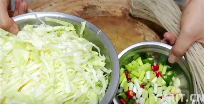 原来包菜炒粉条是这样做，难怪以前做的不好吃老粘锅，技巧在这里